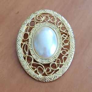 Vintage‎ Faux Pearl Gold Filigree Statement Brooch